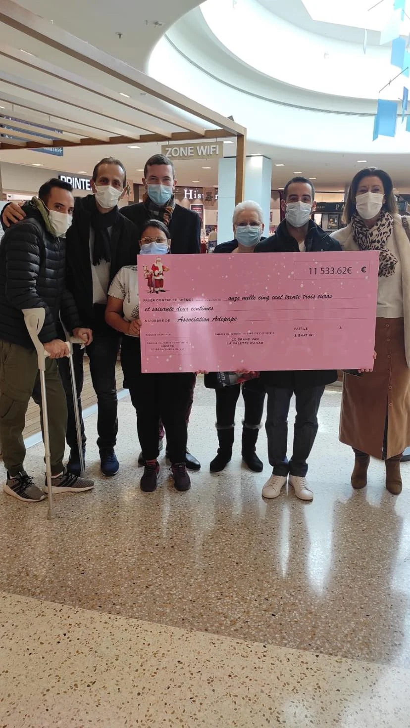 Les participants présentent le chèque rose de Grand Var remis à l’association.