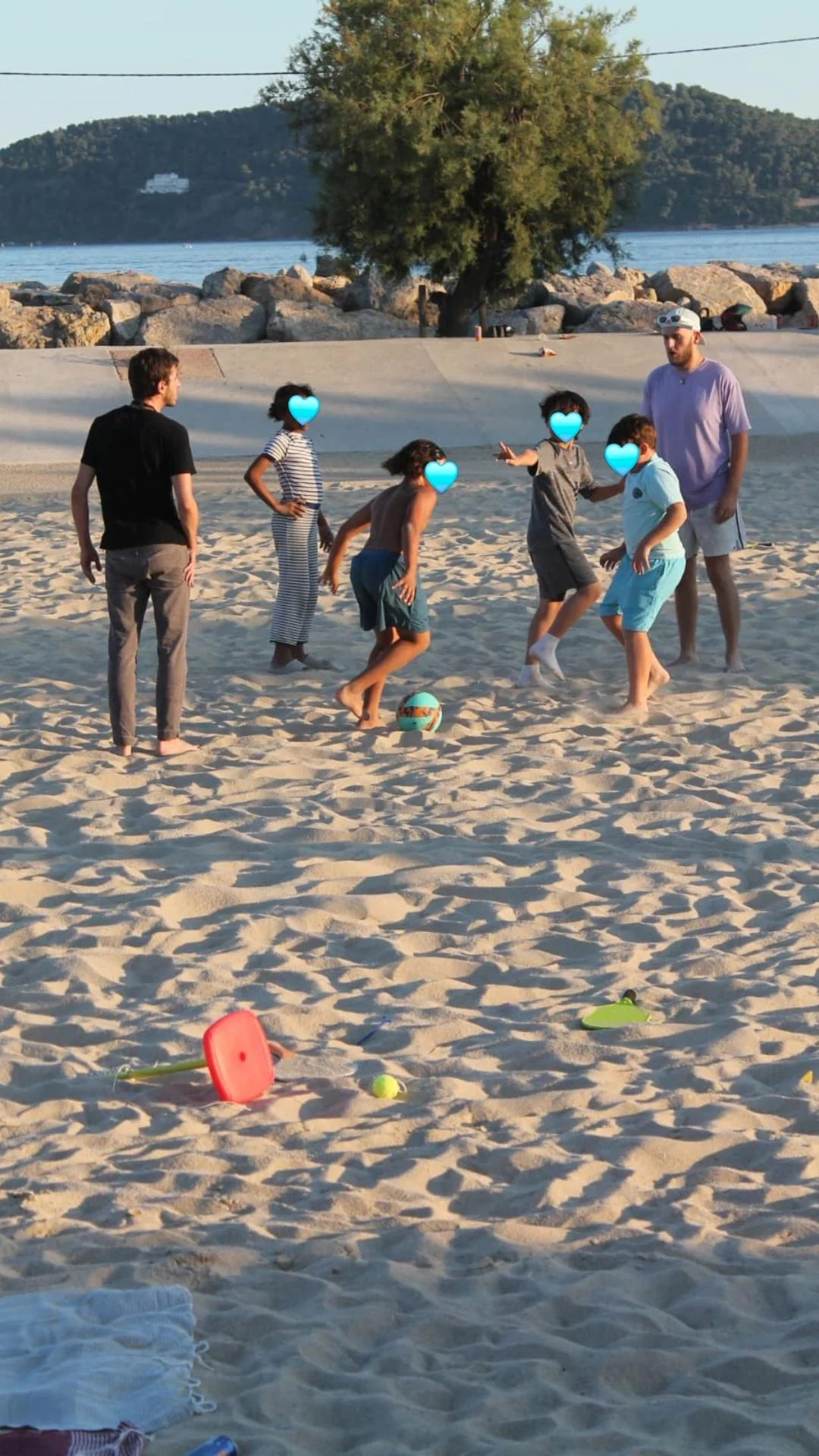 Une partie de ballon sur la plage, au pique-nique du Mourillon.