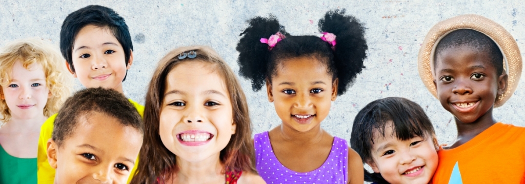 Groupe d’enfants souriants, en illustration d’un article sur les droits de l’enfant.