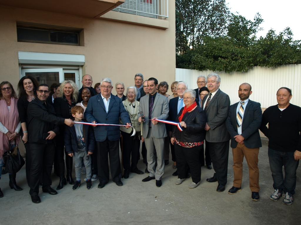 Participants réunis à l’extérieur pour la coupure du ruban d’inauguration du studio.