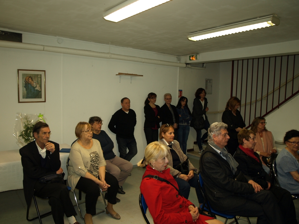 Public assis dans la salle pendant les discours d’inauguration du studio.