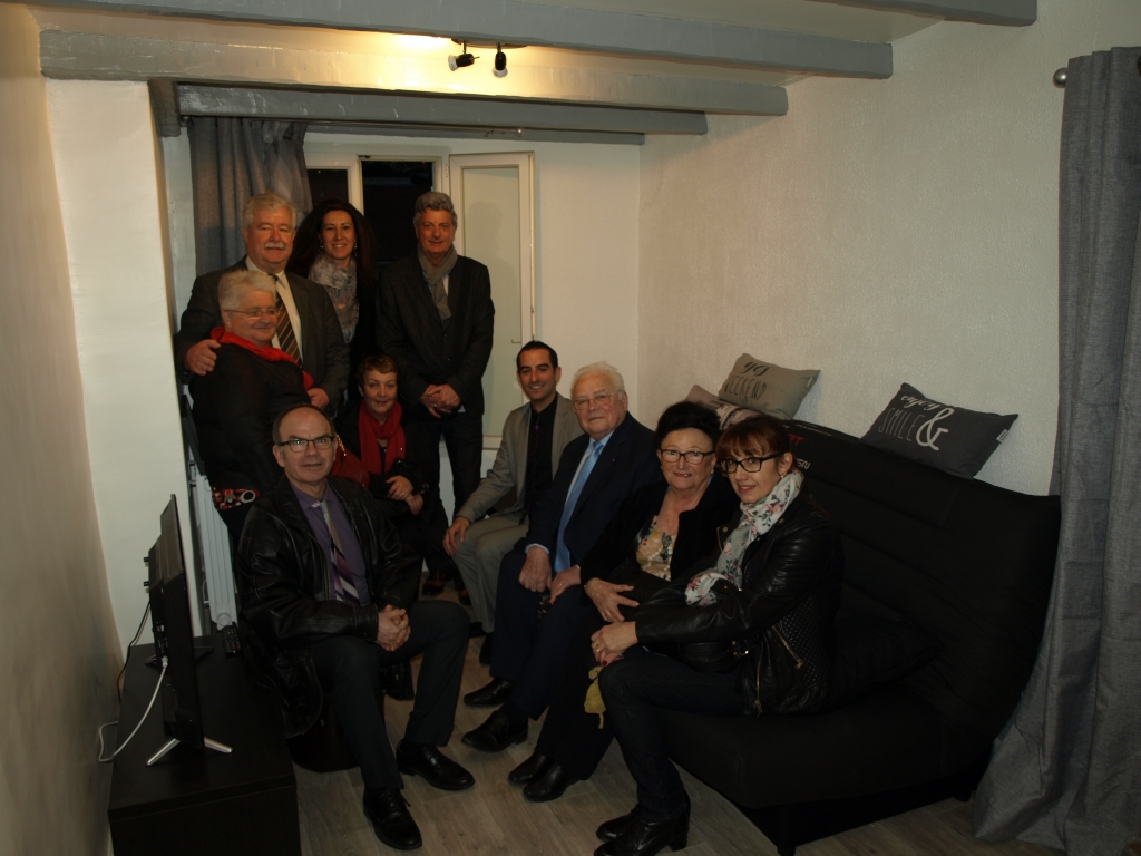 Photo collective dans la pièce principale du studio, autour du canapé.