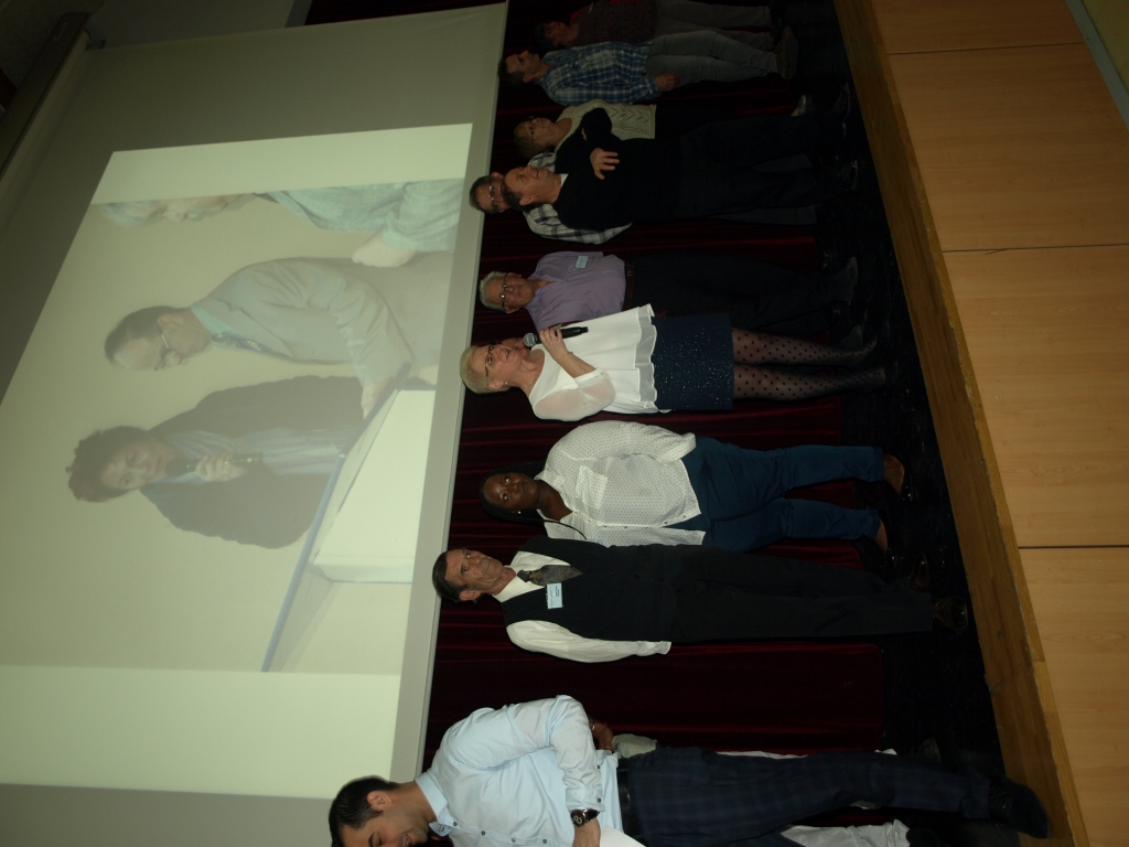 Vue du groupe sur scène pendant la présentation au micro.