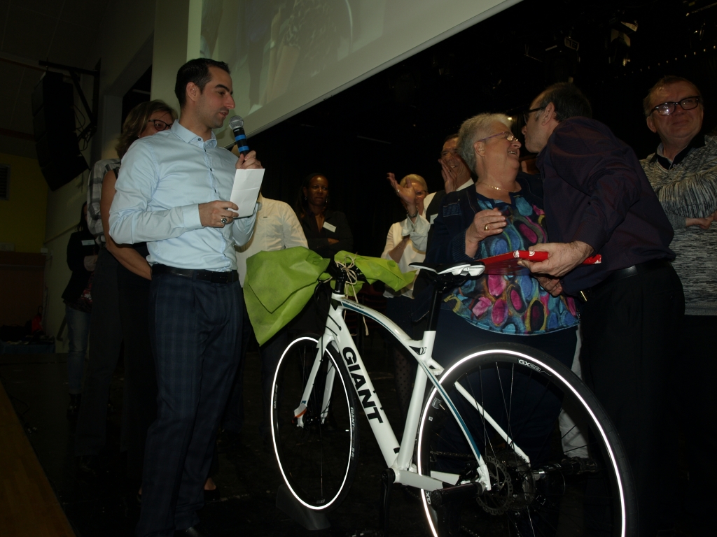 Deux participants s’embrassent lors de la remise d’un cadeau sur scène.