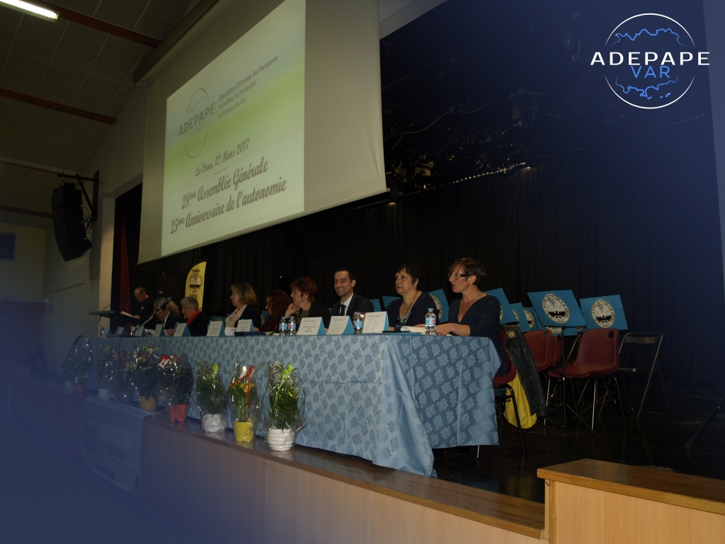 Table ronde et écran de projection lors de la rencontre anniversaire.