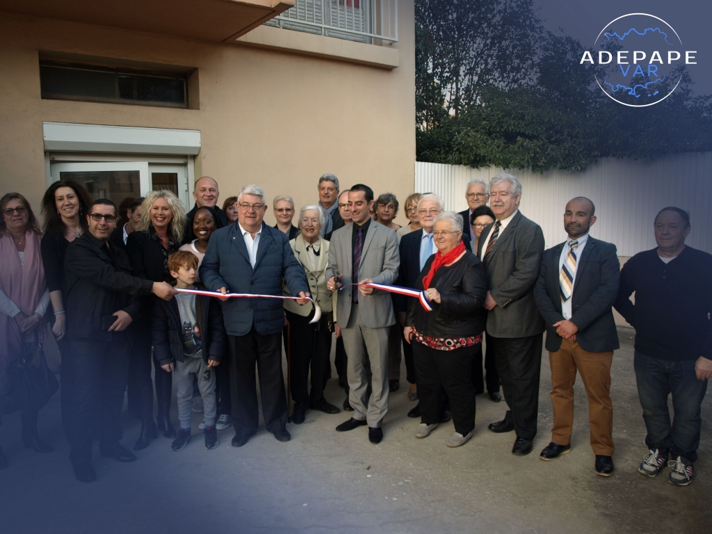 Photo de groupe lors de la coupure du ruban d’inauguration du studio.