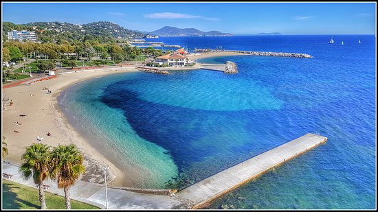 Vue des plages du Mourillon et de leurs digues bordées d’eau turquoise.