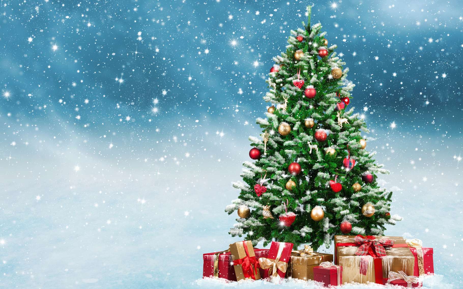 Illustration d’un sapin illuminé entouré de cadeaux dans un paysage enneigé.