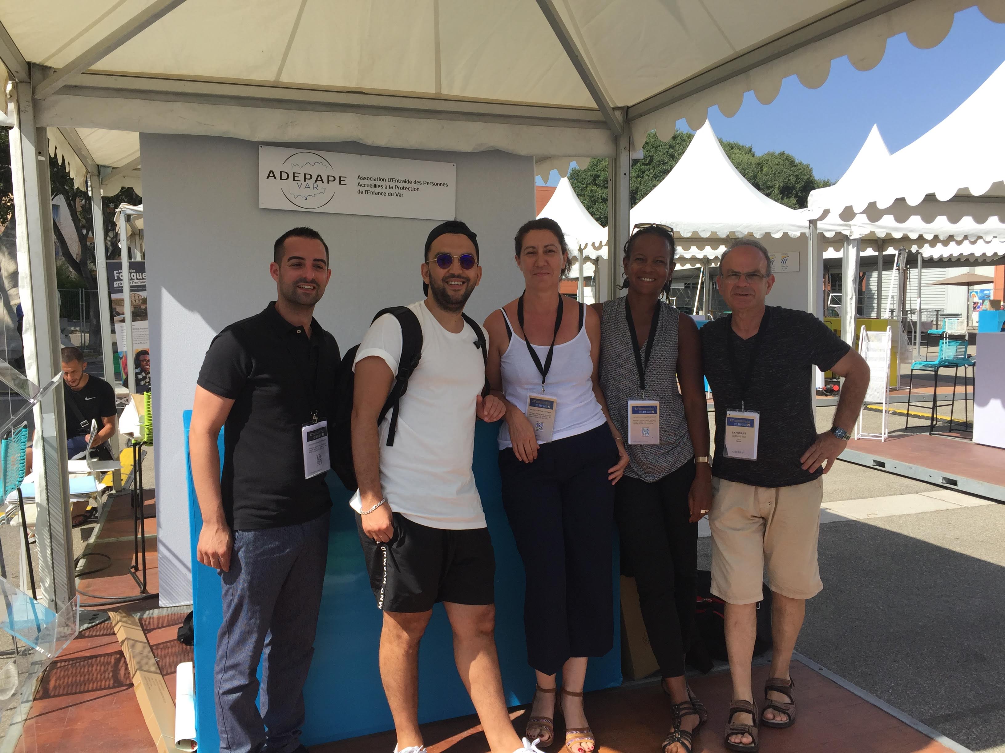 Cinq participants réunis sous la tente du stand ADEPAPE.