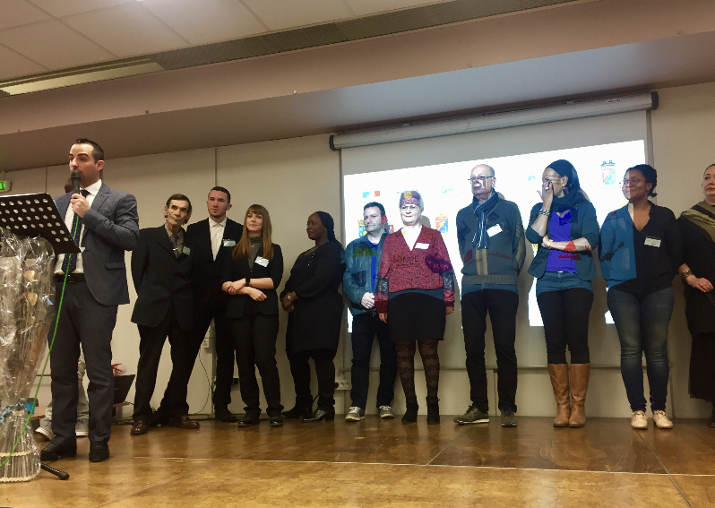 Un intervenant au micro devant le groupe réuni sur scène pour les vœux 2020.