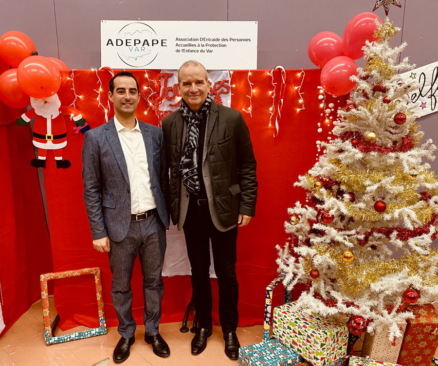 Deux participants posent à côté du sapin blanc de Noël 2019.