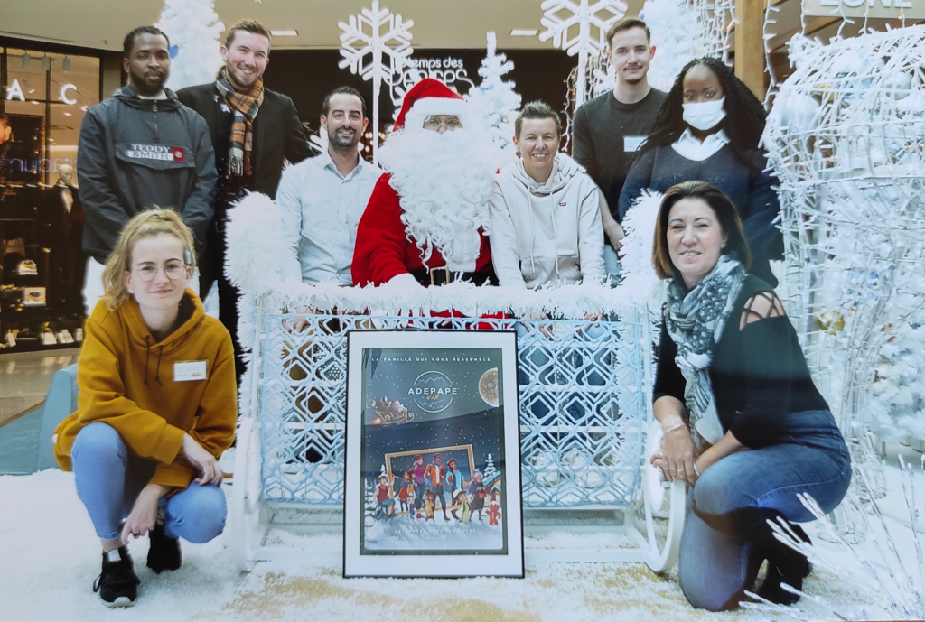 Participants réunis autour du Père Noël et d’une photographie encadrée de l’ADEPAPE Var.