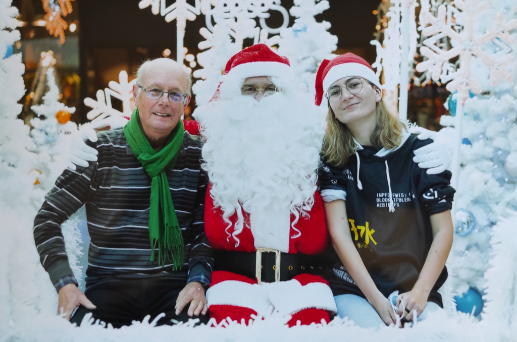 Deux participantes posent de part et d’autre du Père Noël.