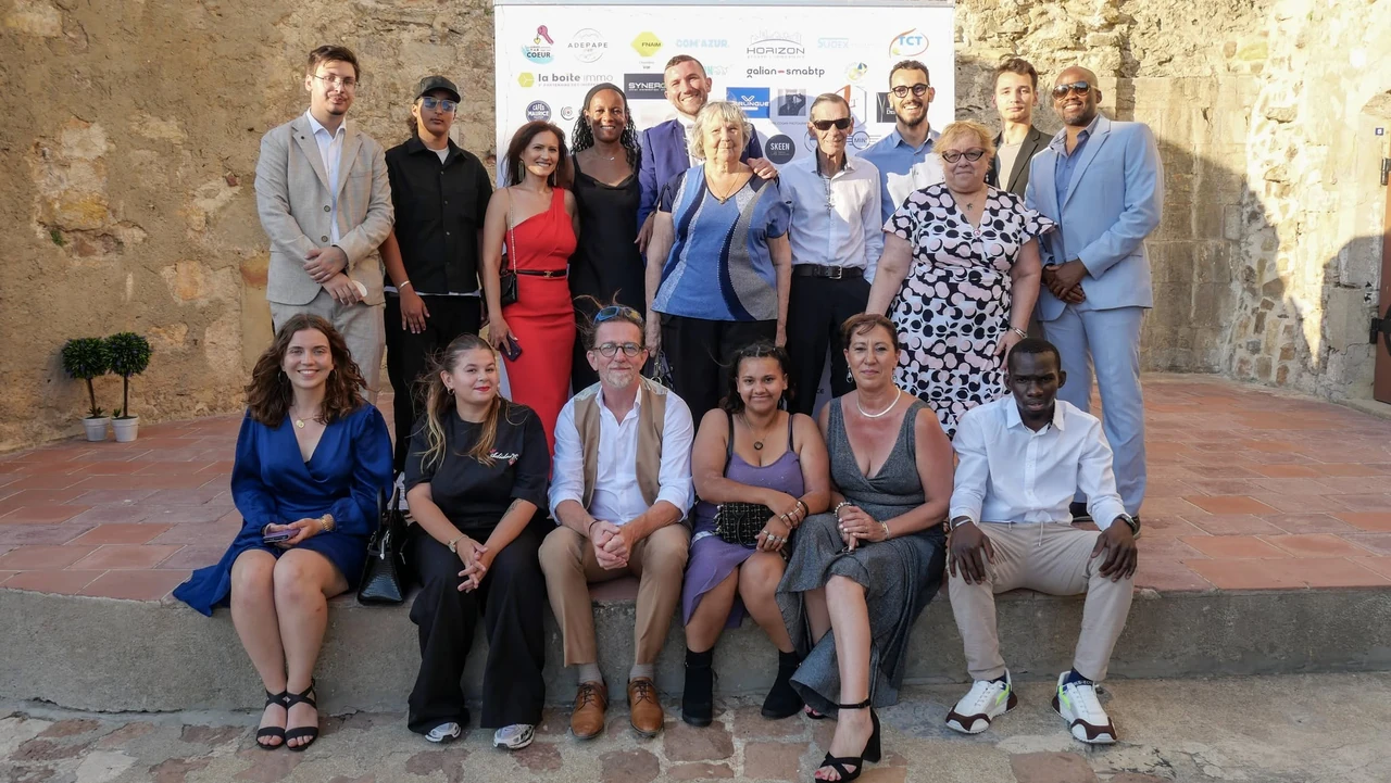 Photo de groupe de l’ADEPAPE Var, réunie dans une cour ensoleillée.