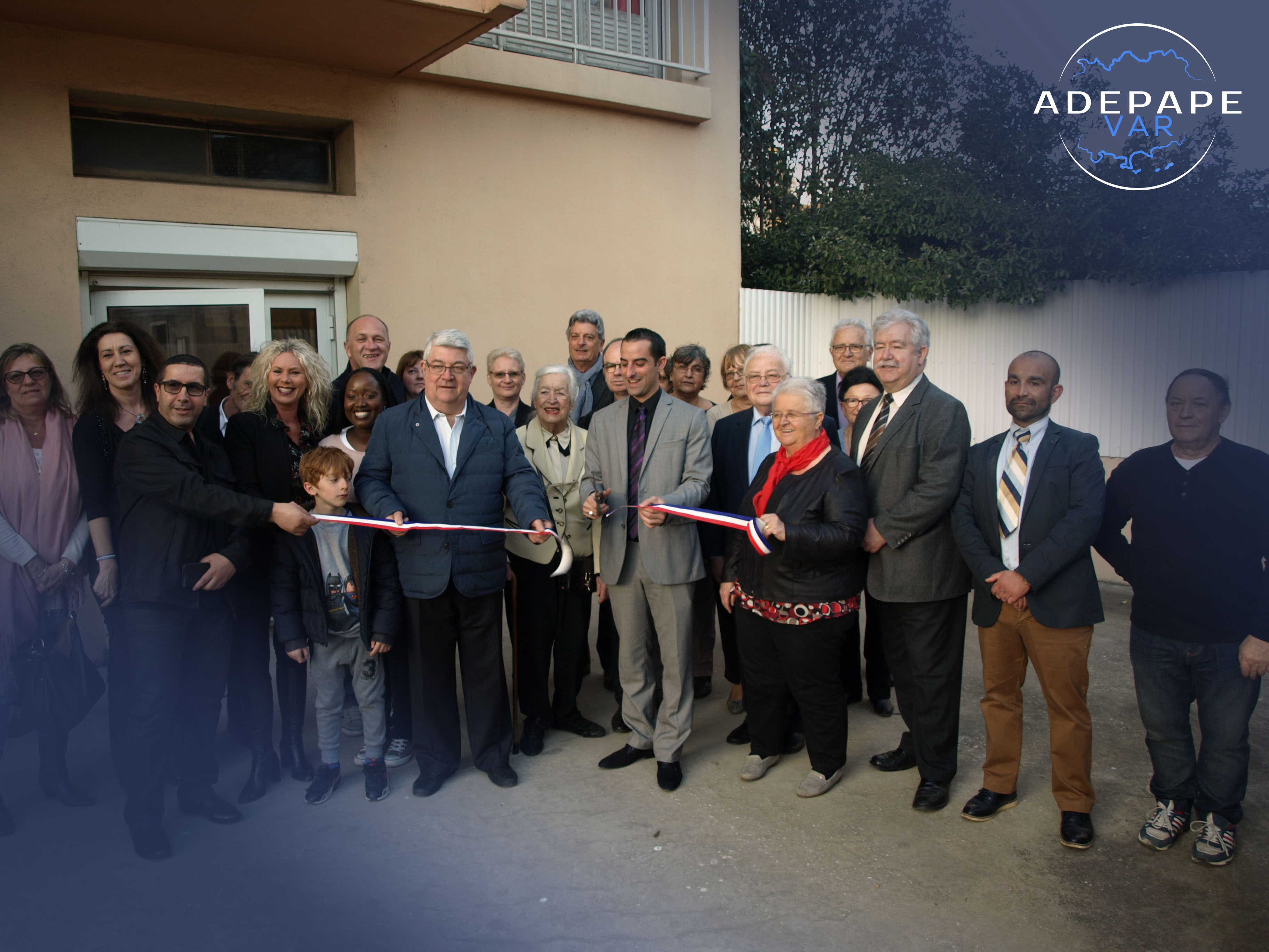 Photo de groupe lors de la coupure du ruban d’inauguration du studio.