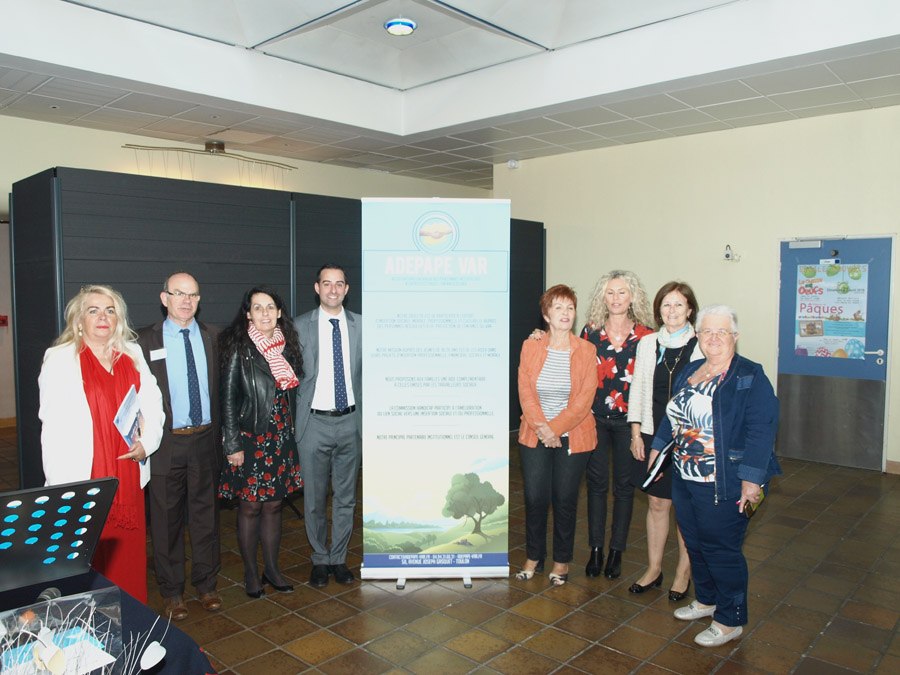 Des participants réunis près de la tribune pendant le 70e anniversaire de l’association.