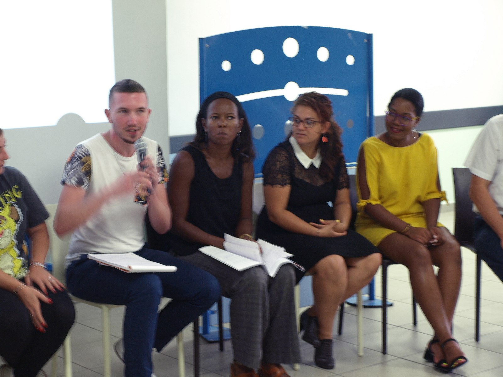 Des participants prennent la parole pendant une table ronde.