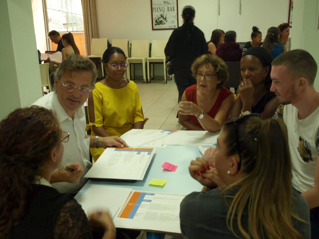 Travail en petit groupe autour de documents et de notes.