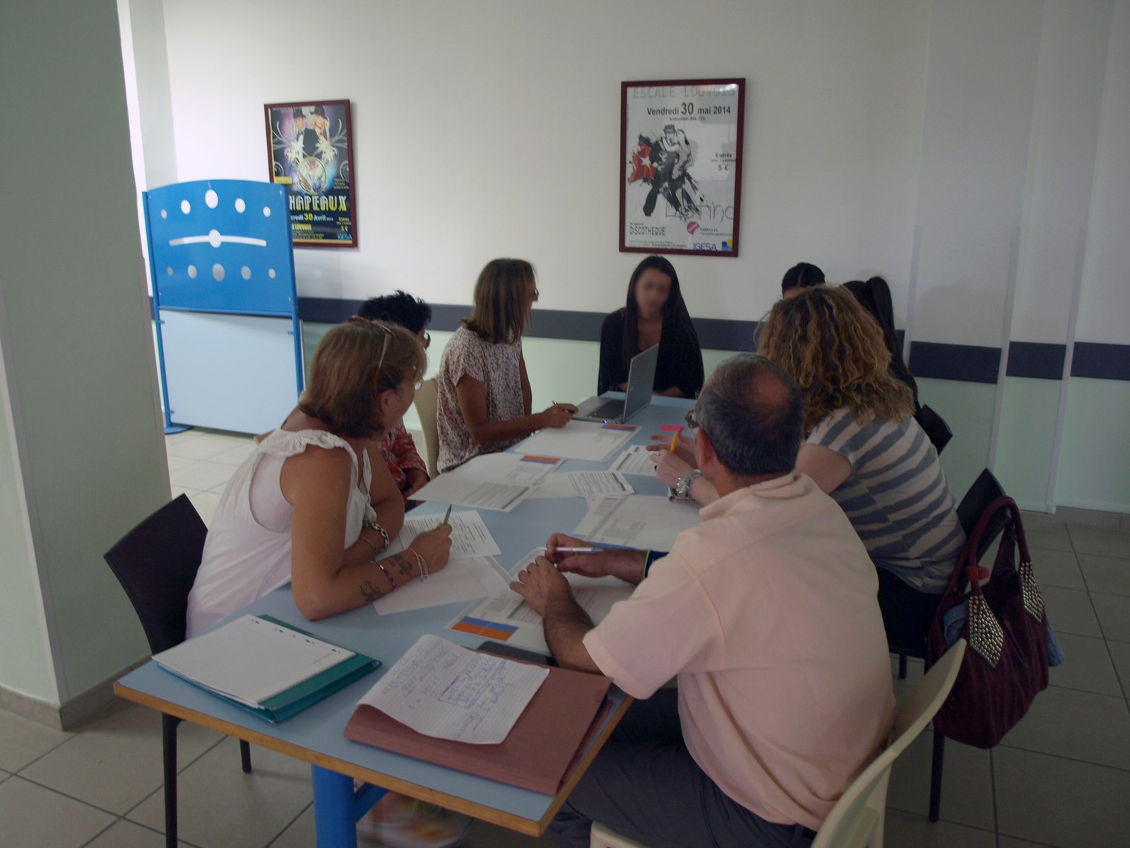 Des participantes échangent autour d’une table de travail.