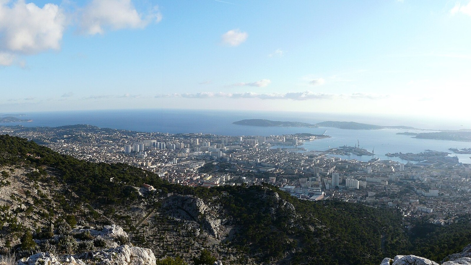 Vue de Toulon, de sa rade et de son port depuis les hauteurs du Faron