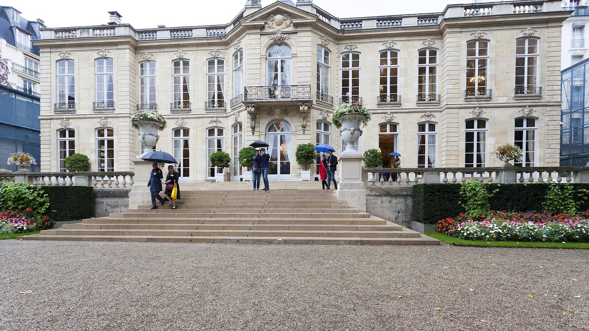Façade de l’hôtel de Matignon, avec sa cour et ses parterres fleuris.
