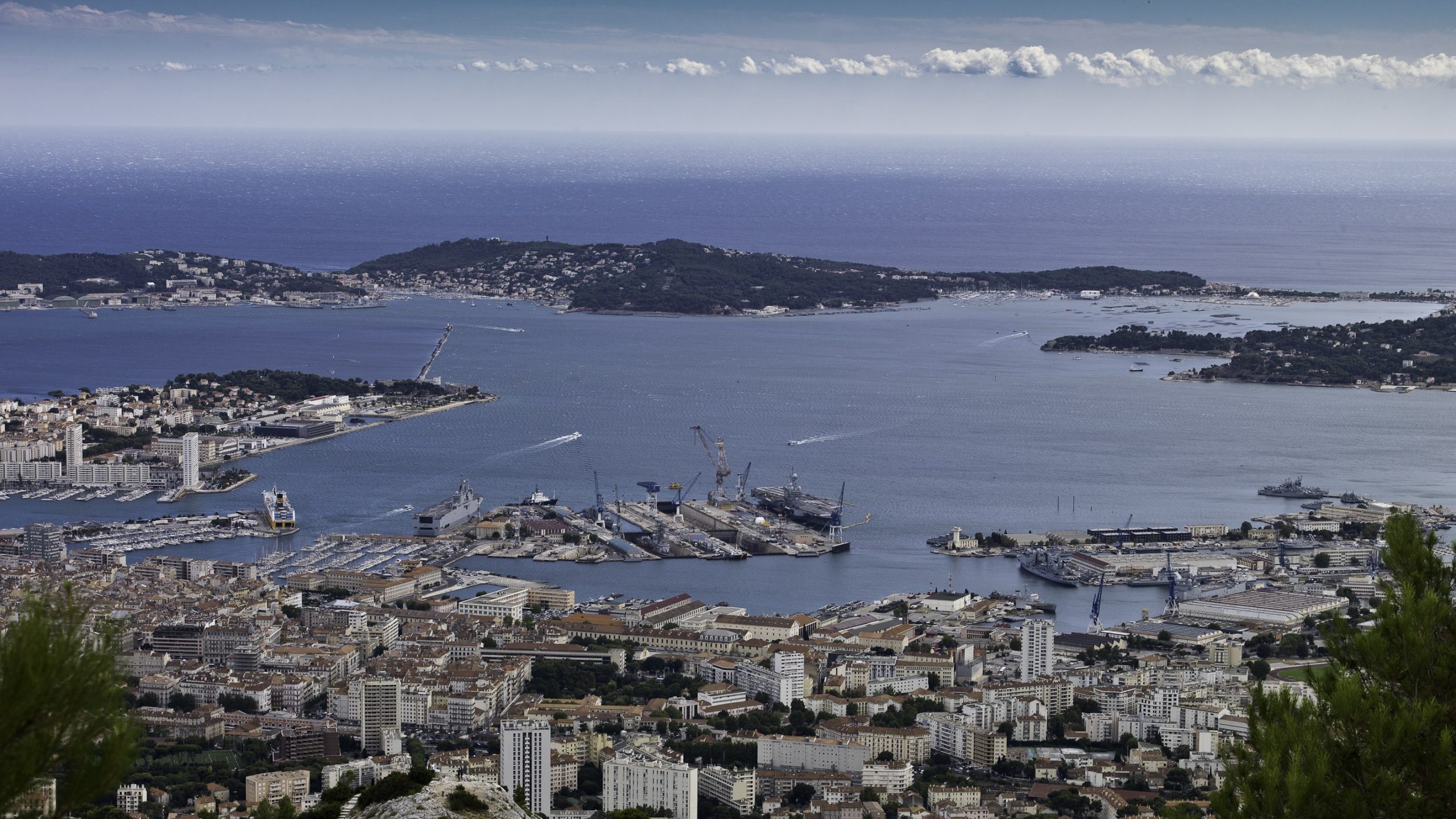 Vue aérienne de la ville de Toulon et de sa rade, dans le Var
