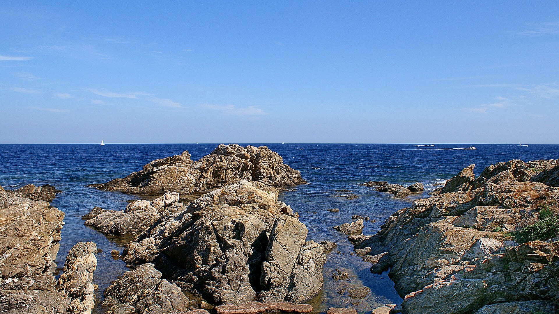Rochers et mer le long du sentier du littoral, aux Issambres, dans le Var.