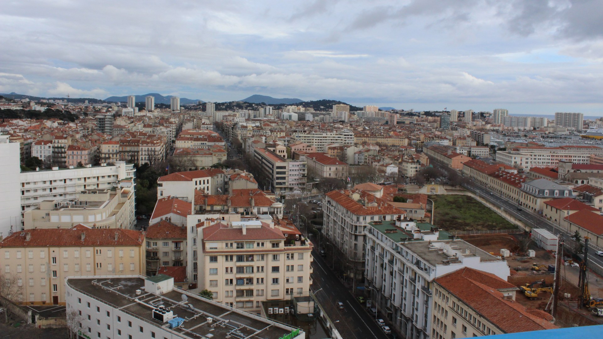Vue aérienne des toits et des boulevards de Toulon, chef-lieu du Var.