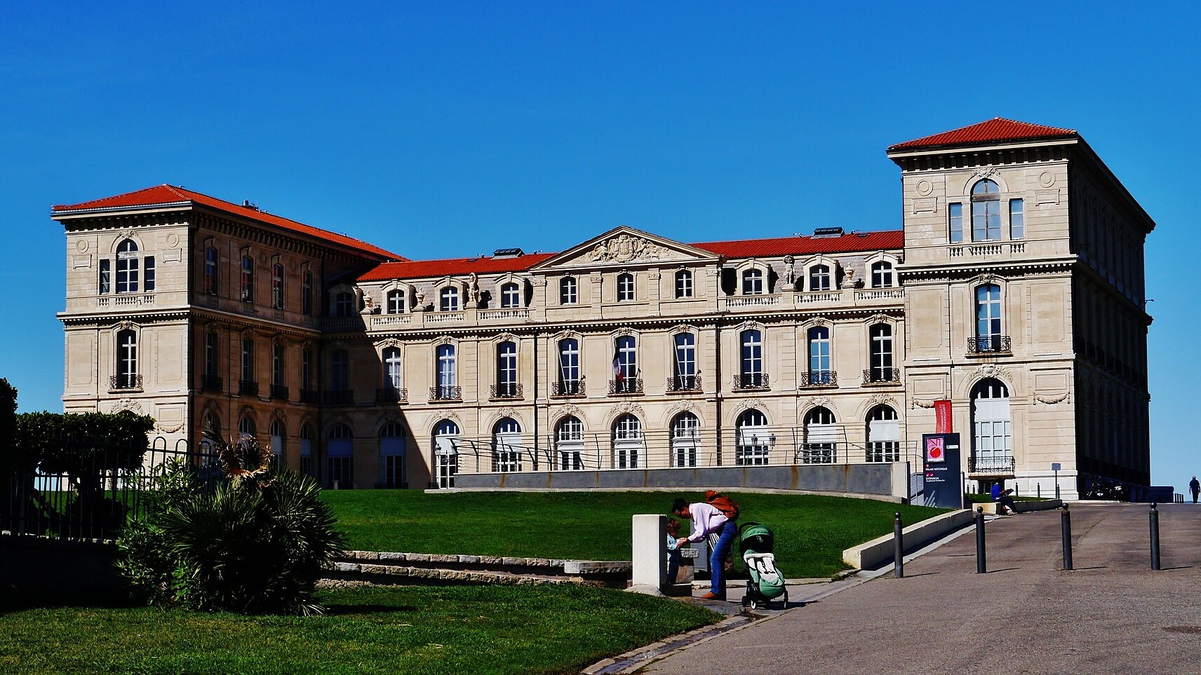 Le palais du Pharo à Marseille, entouré de pelouses.