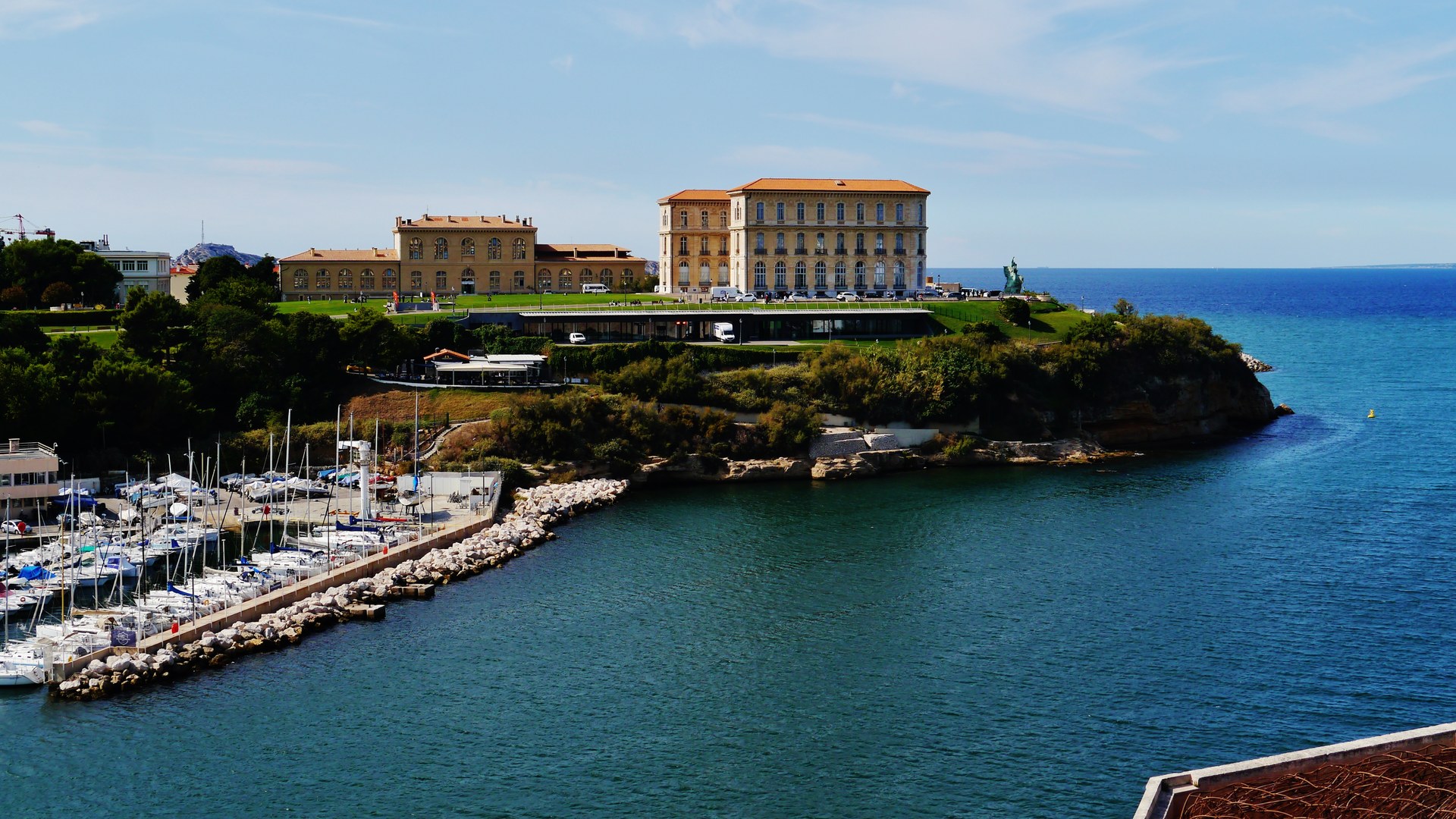 Le Palais du Pharo, sur son promontoire face à la mer, à Marseille