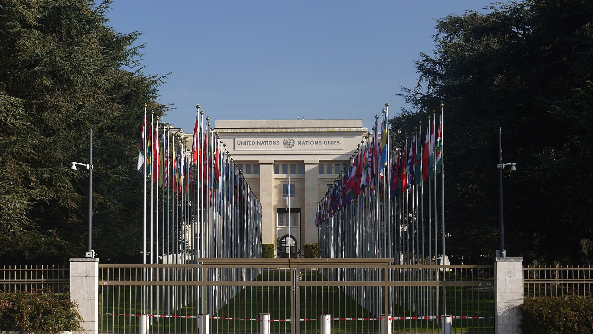 Allée de drapeaux devant le Palais des Nations, à Genève.