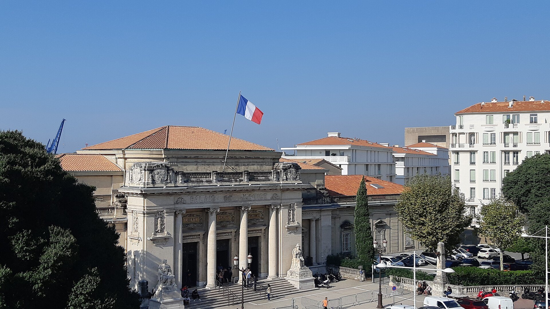 La façade à fronton du ministère de la Justice à Paris.