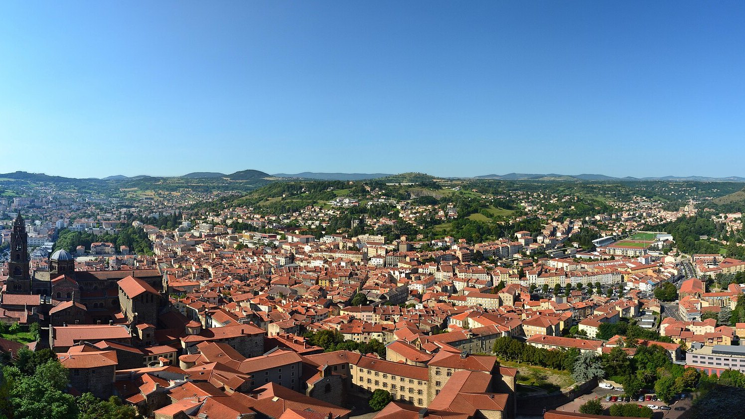 Vue des toits du Puy-en-Velay et du paysage environnant.