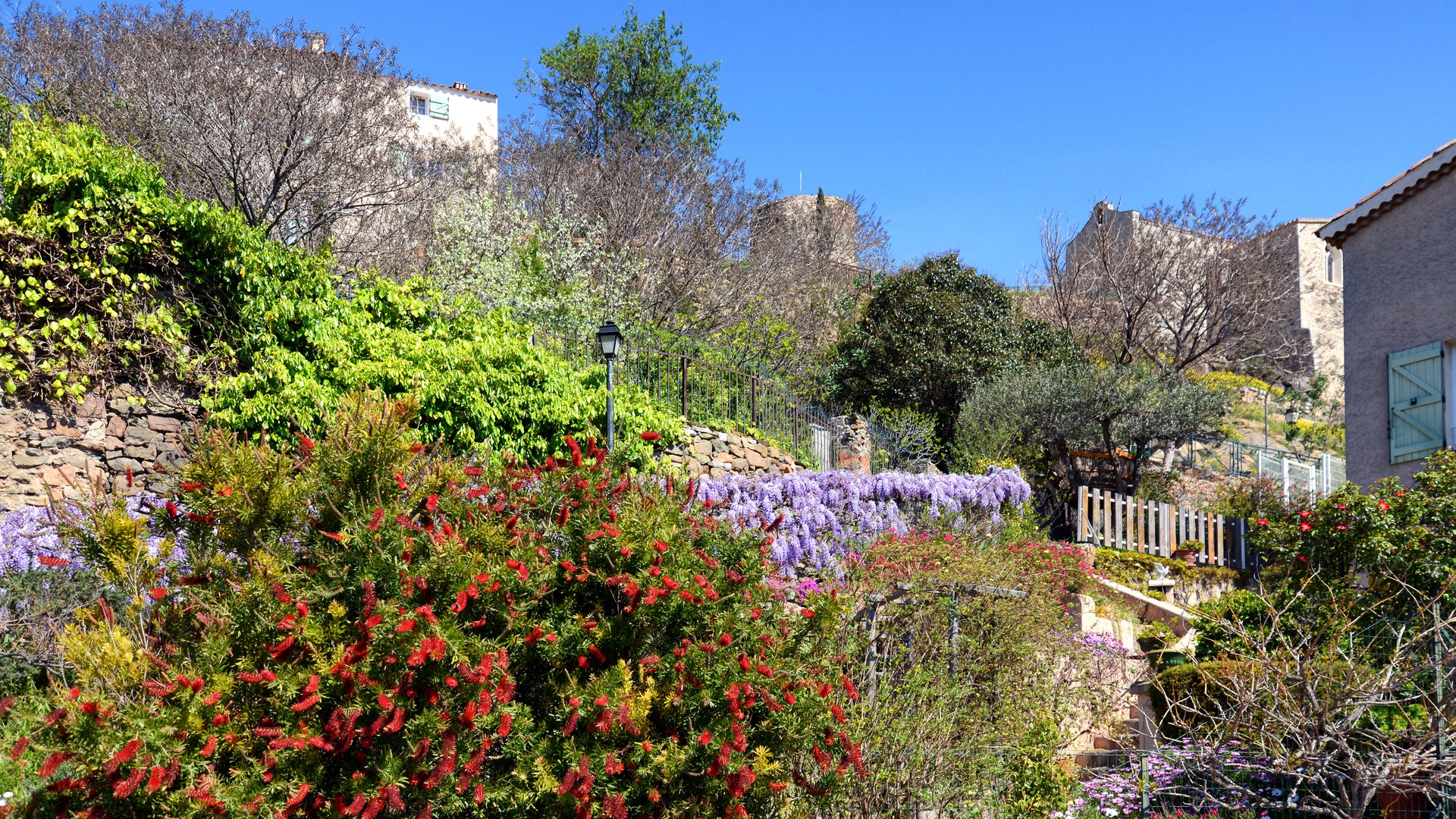 Le vieux village de La Garde, dans le Var, dominé par sa tour médiévale.