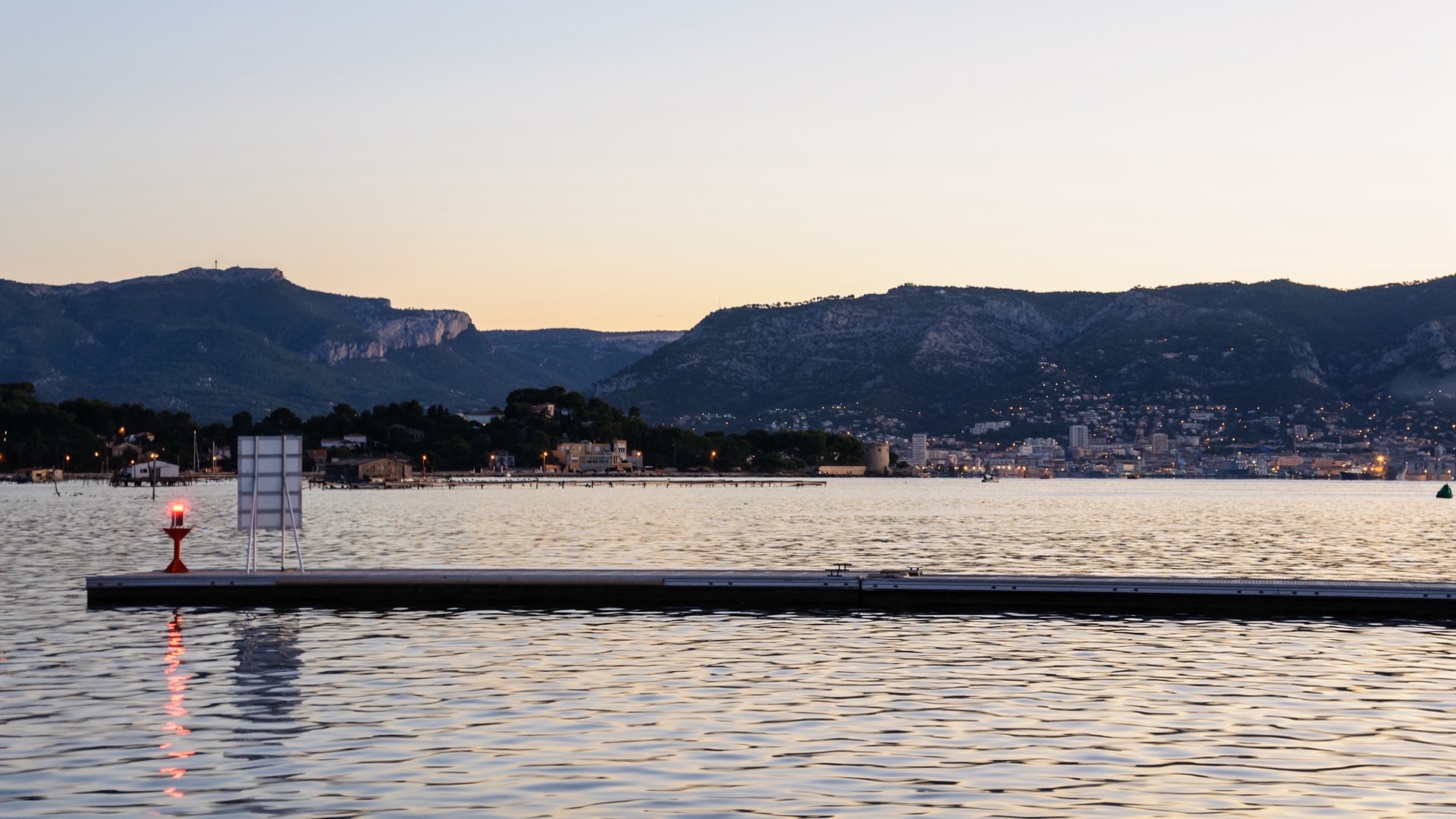 La rade de Toulon au lever du jour, vue depuis la presqu'île de Saint-Mandrier