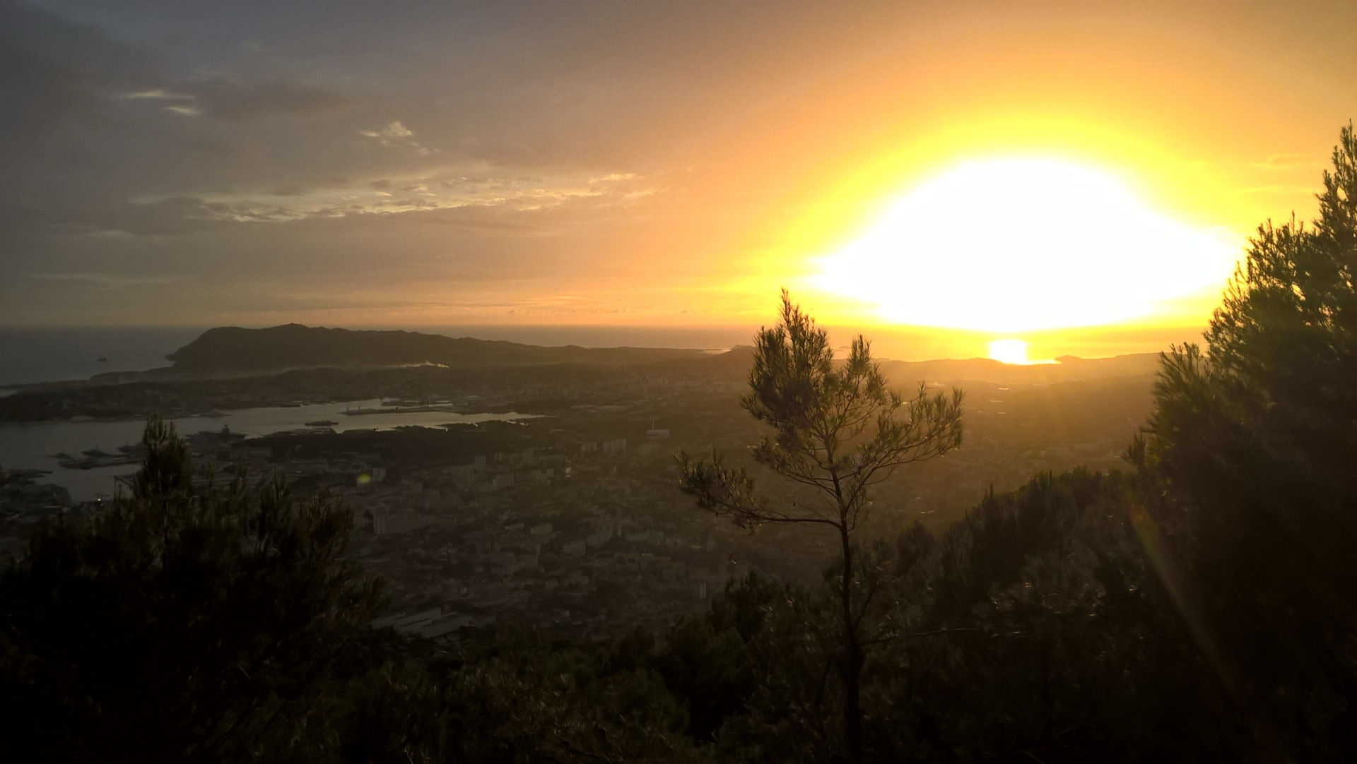 La ville de Toulon et sa rade au coucher du soleil, vues depuis les hauteurs du mont Faron