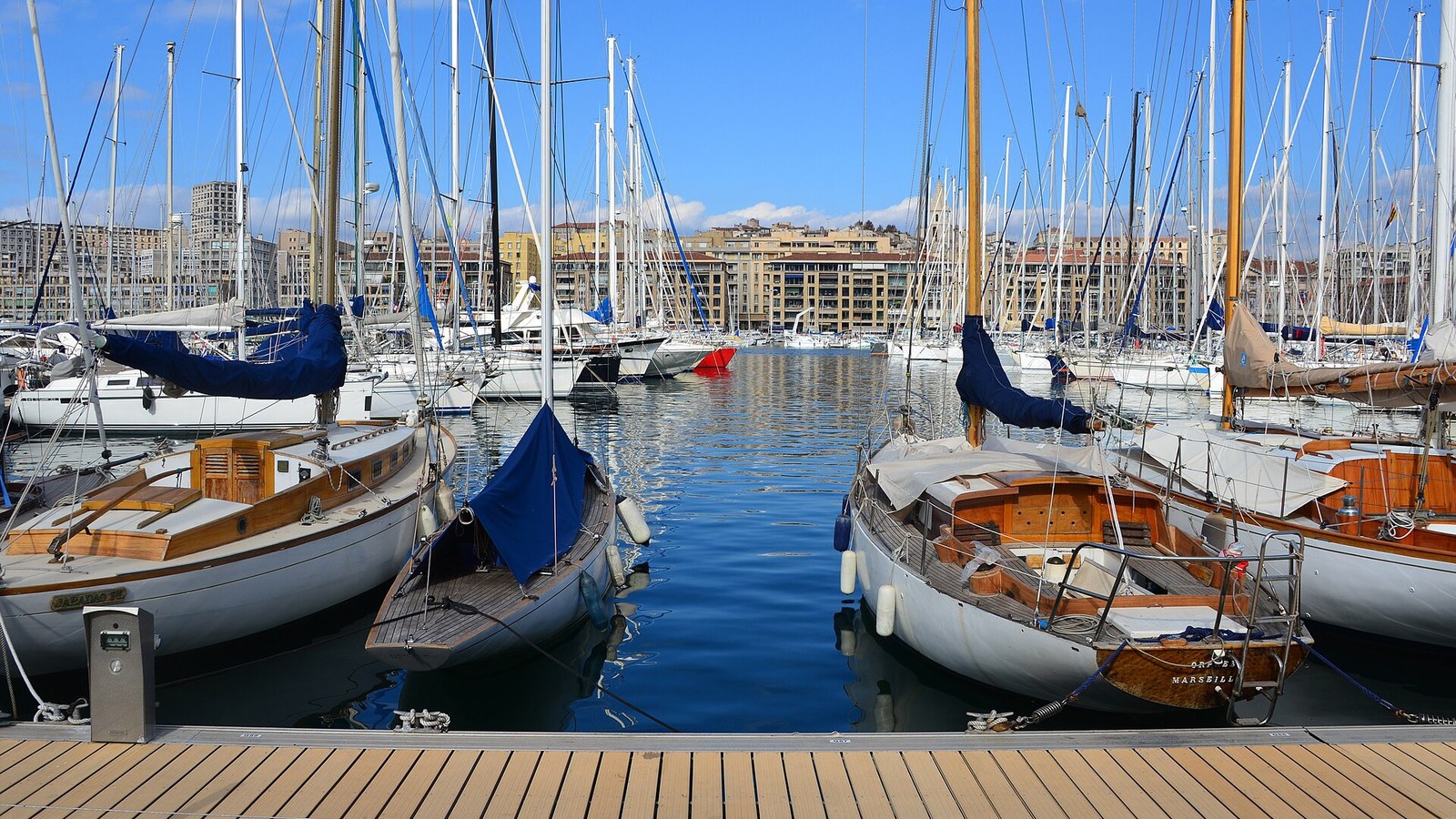 Voiliers et bateaux amarrés dans le Vieux-Port de Marseille.