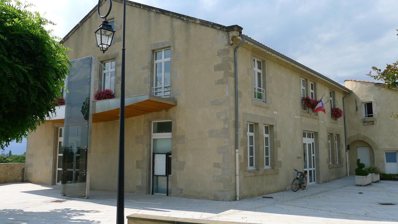 La mairie d'Alixan, dans la Drôme, bâtiment en pierre orné du drapeau français