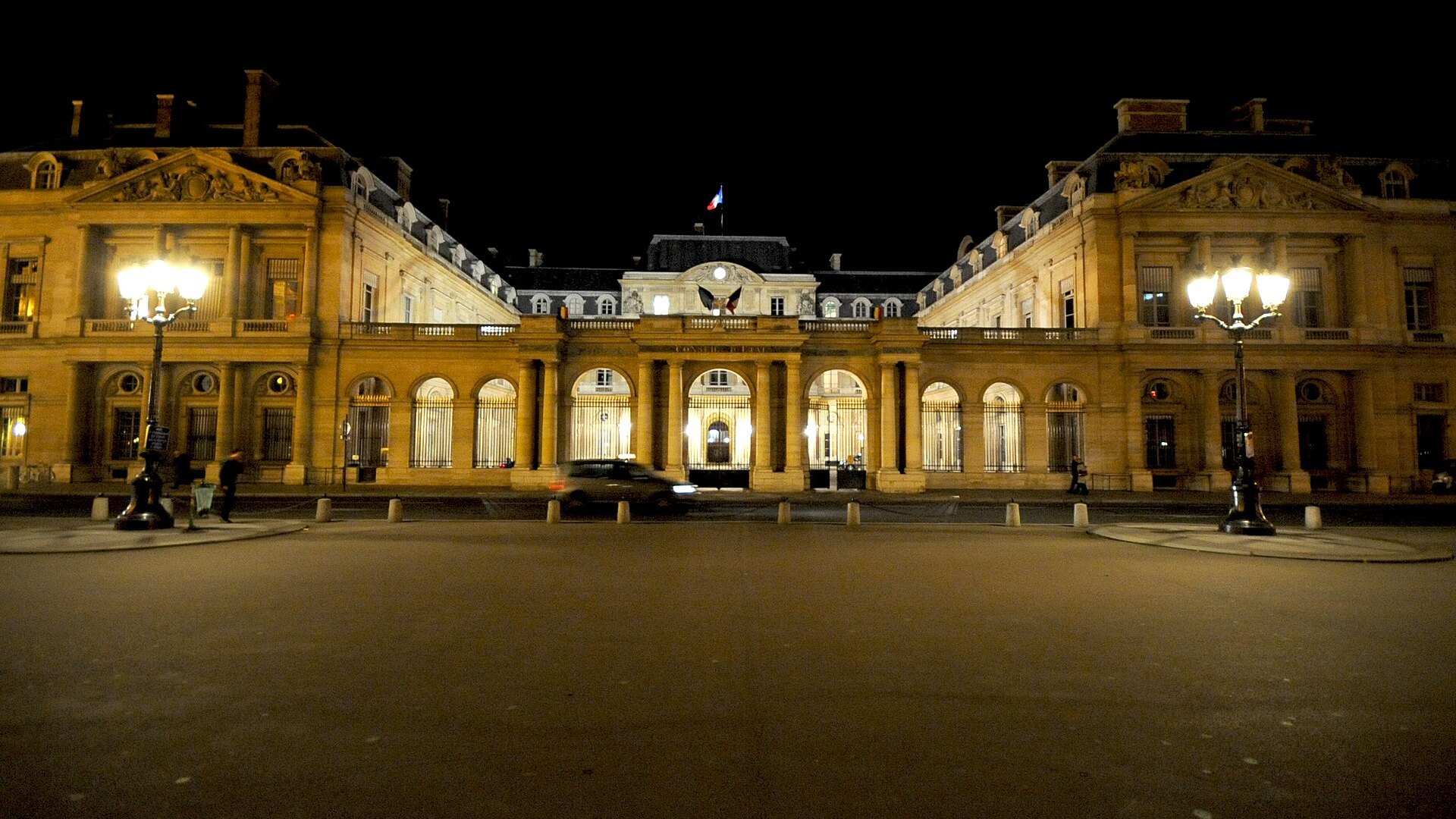 Façade éclairée du Conseil d’État, de nuit, au Palais-Royal.