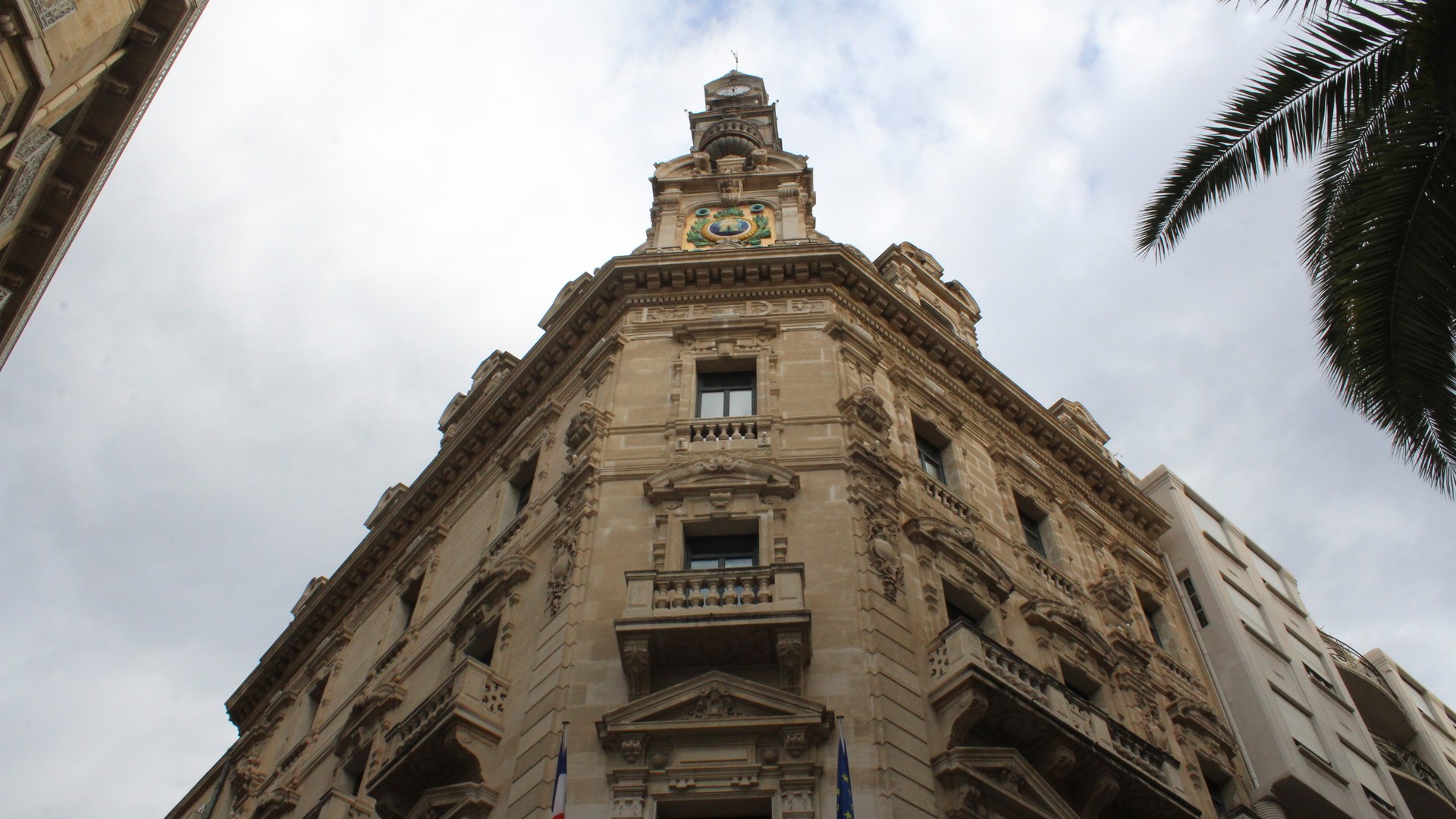 Façade du tribunal administratif de Toulon surmontée de son beffroi, drapeaux français et européen