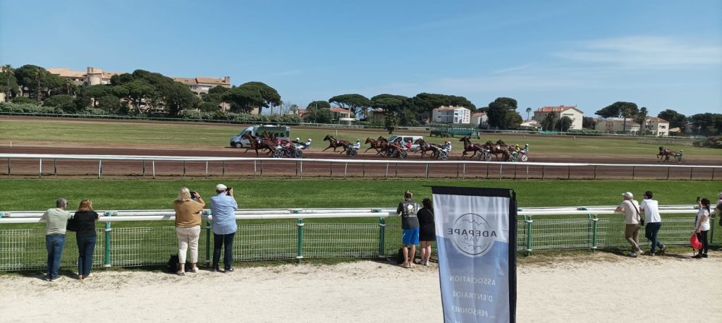 La piste de l’hippodrome d’Hyères et la bannière de l’ADEPAPE Var.