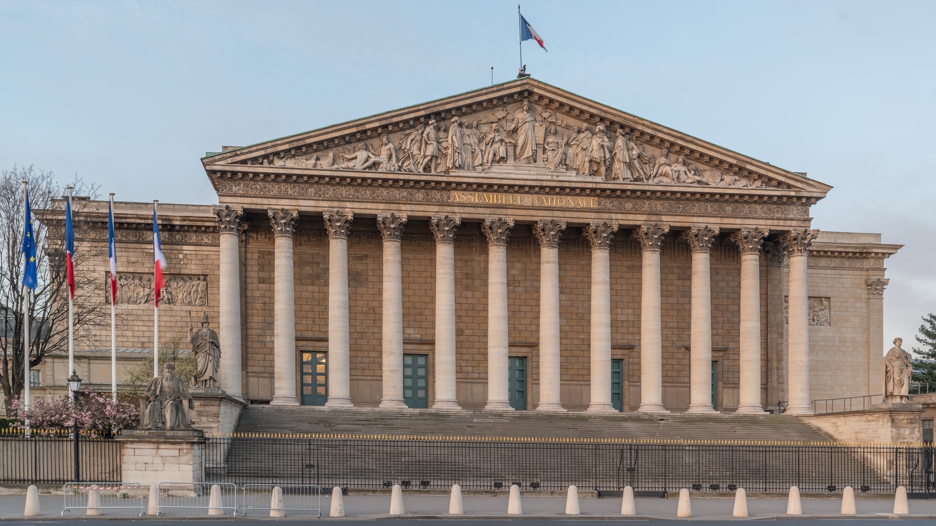 La façade à colonnes du Palais Bourbon, siège de l'Assemblée nationale, à Paris.