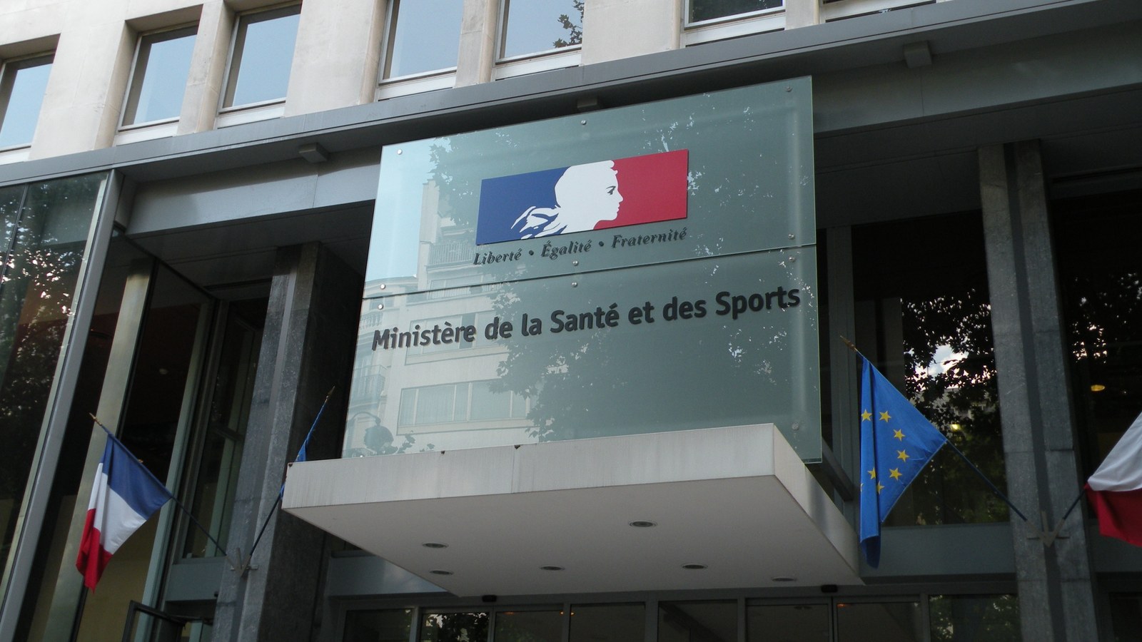 L’entrée du ministère de la Santé, avec sa plaque et ses drapeaux.