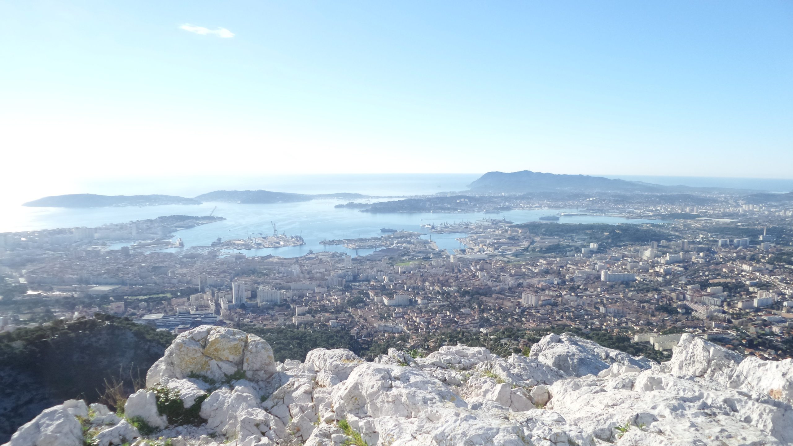 Vue panoramique de la ville de Toulon et de sa rade, dans le Var, depuis les hauteurs du Mont Faron.