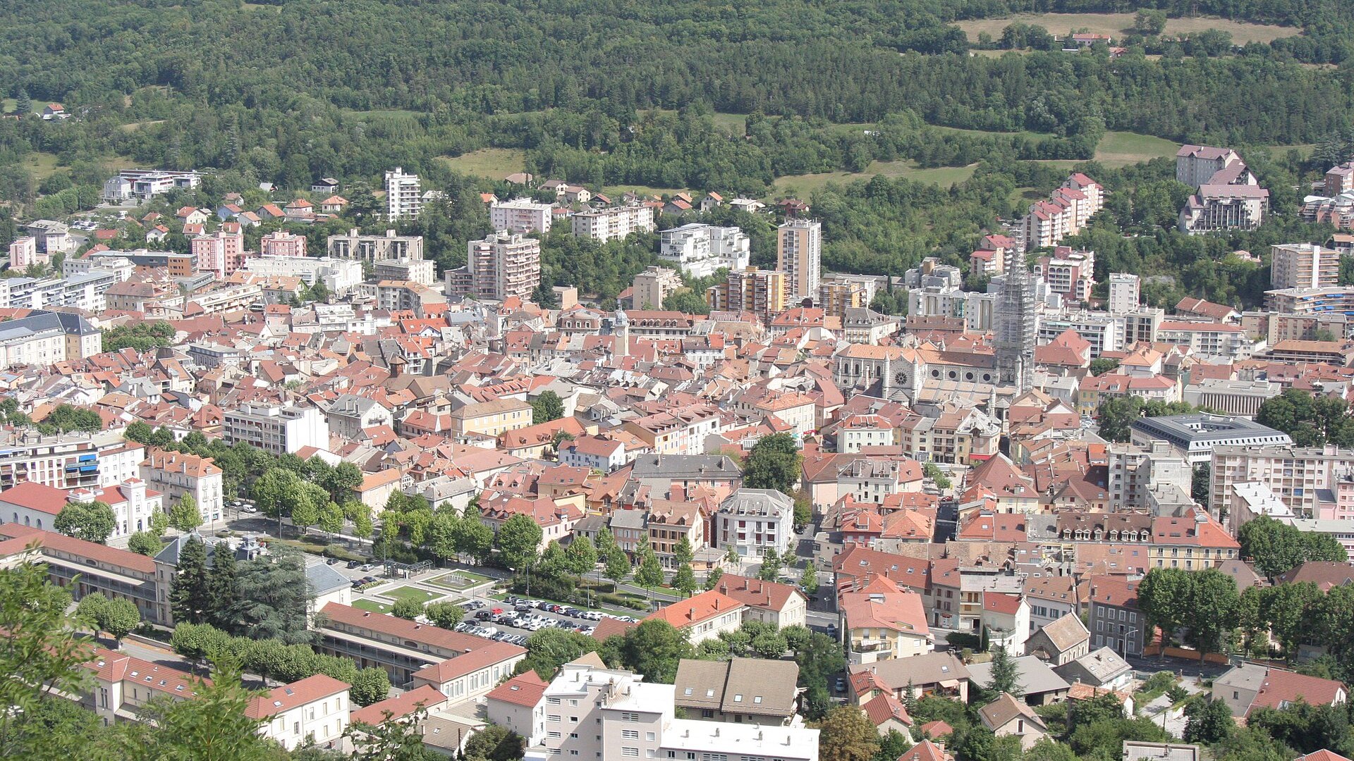 Vue de Gap, entre les quartiers urbains et les collines.