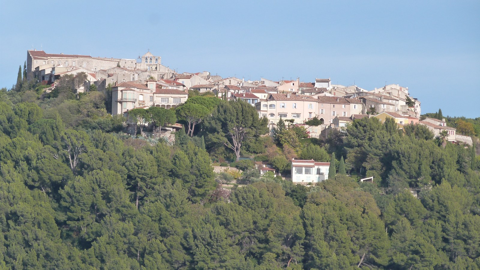 Le village perché du Castellet, dans le Var, sur sa colline boisée.