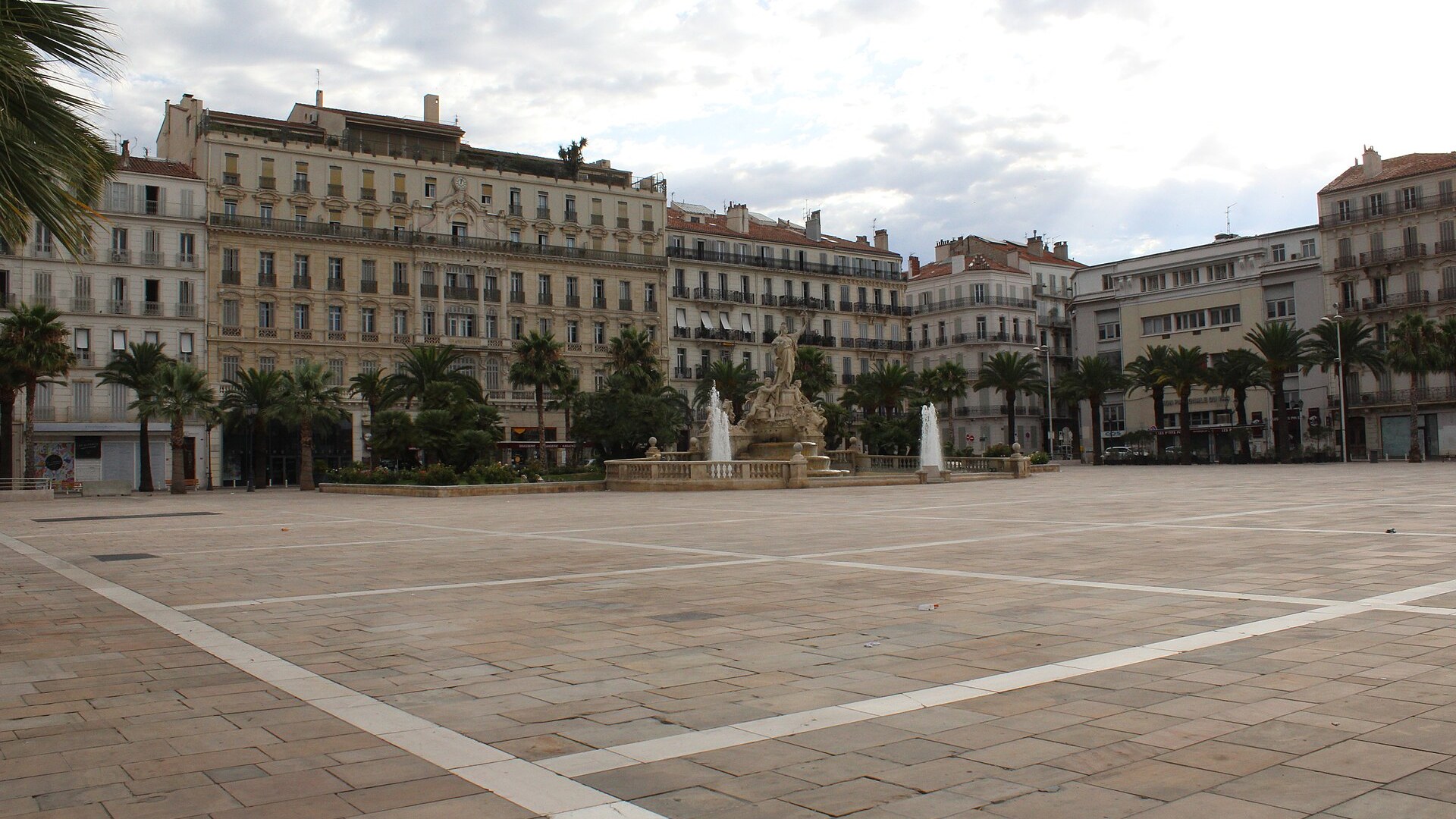 La place de la Liberté, à Toulon, préfecture du département du Var.