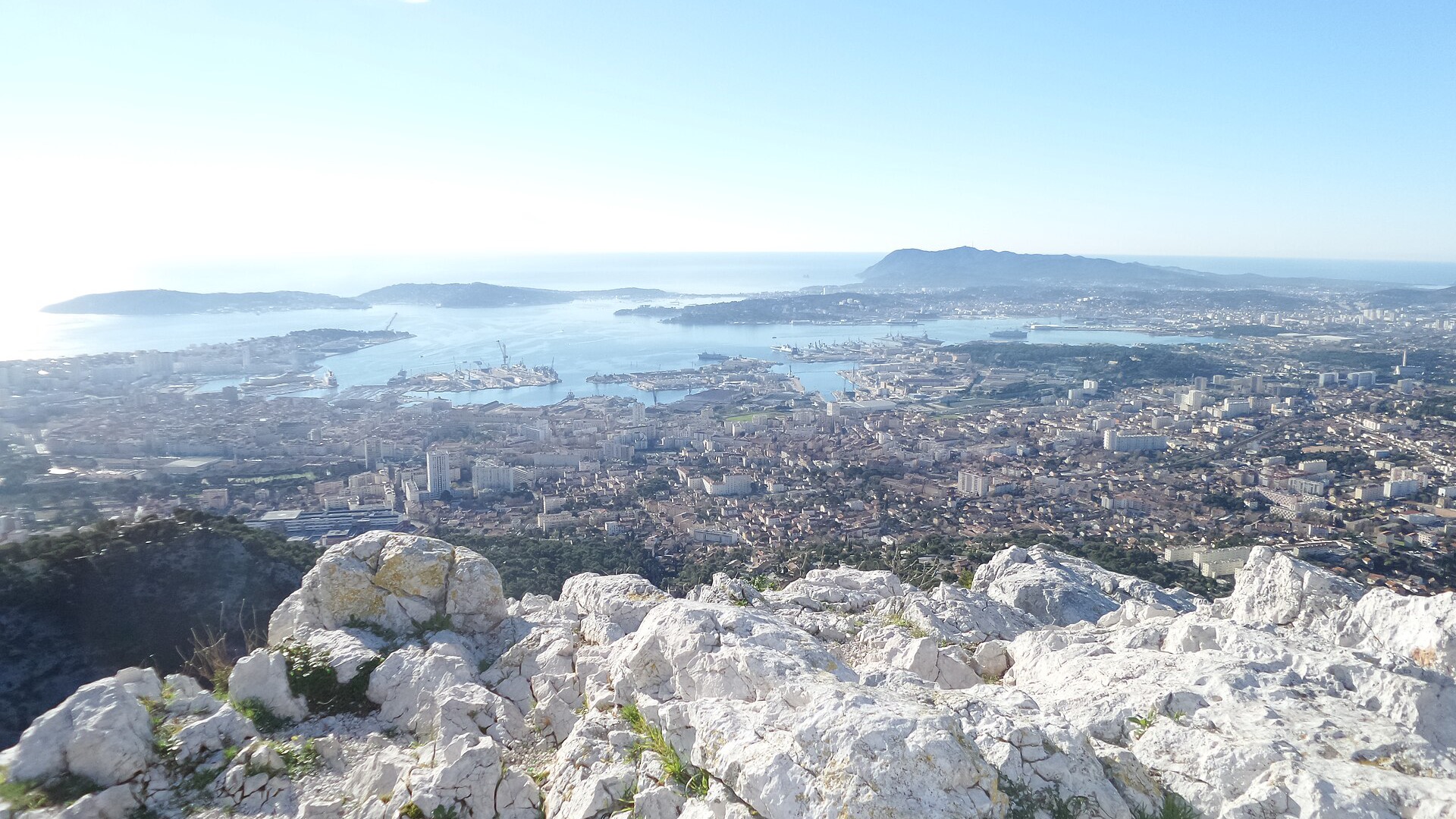 Vue de Toulon, de son port et de sa rade depuis les hauteurs du Mont Faron