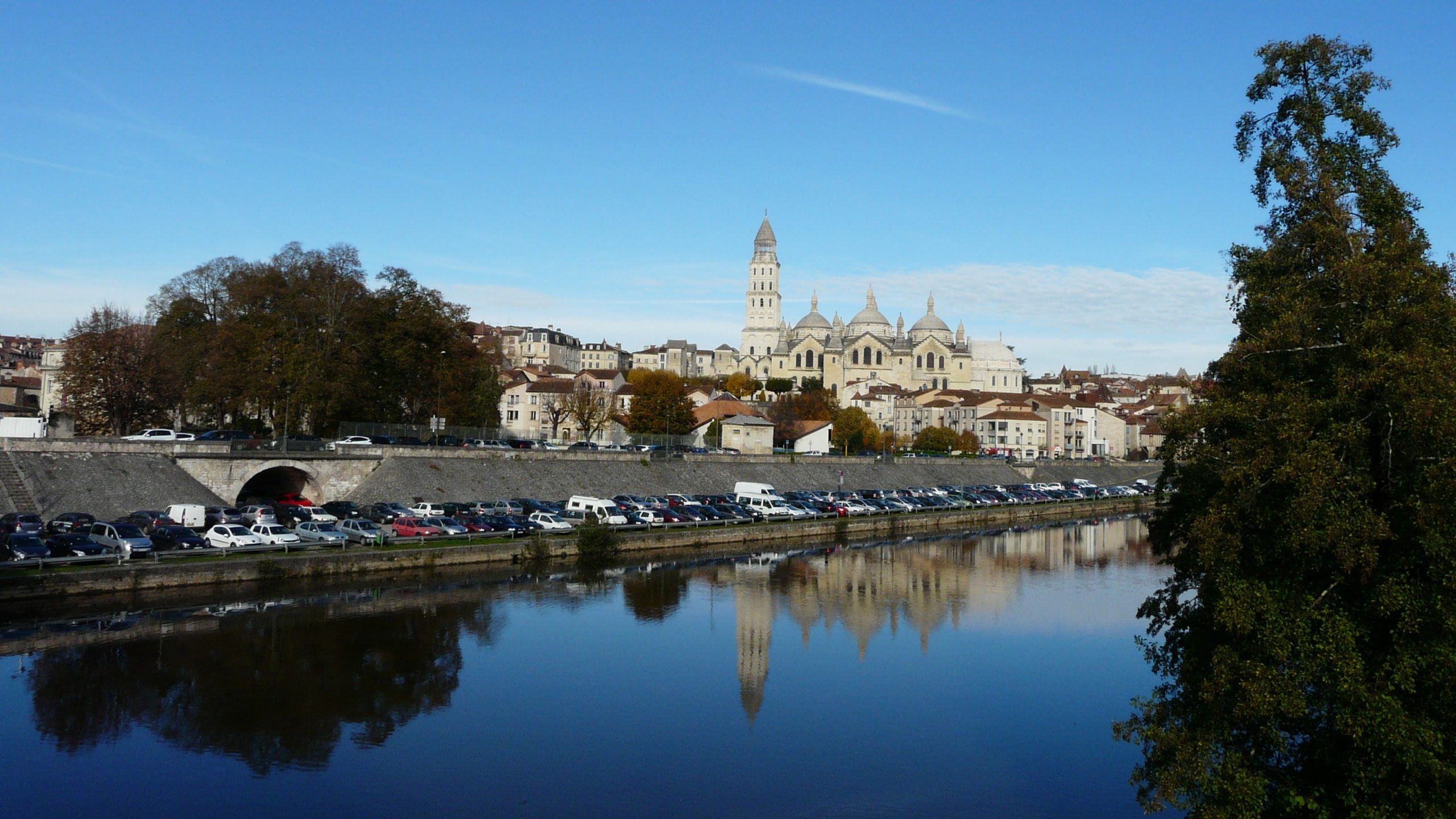 Vue de Périgueux : la cathédrale Saint-Front se reflète dans la rivière Isle.