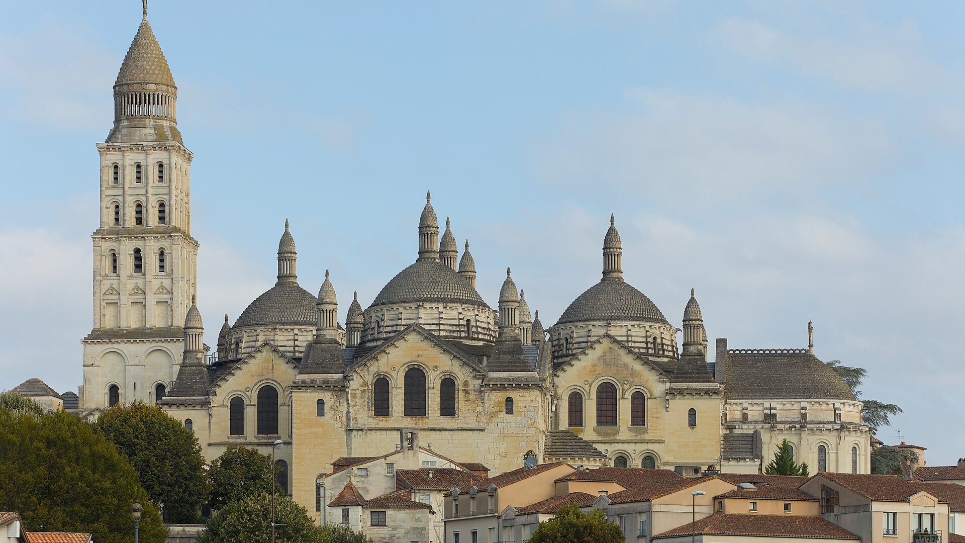 La cathédrale Saint-Front et les toits de Périgueux.